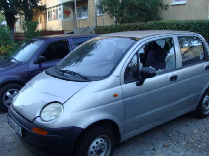 Hoţii au spart geamurile autovehiculelor, cu intenţia de a căuta bunuri lăsate de proprietari în habitaclu