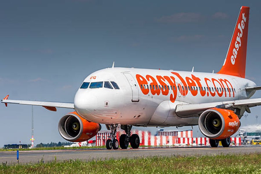 Pilotul unei aeronave, suspendat după ce ar fi rătăcit dezbrăcat printr-un hotel de lux, după o noapte de băut