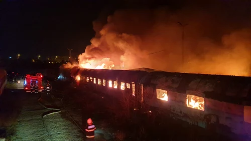 Incendiu puternic pe Calea Giulești  Ard 12 vagoane de tren dezafectate (2) jpg