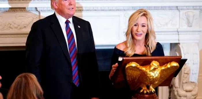 Preşedintele Donald Trump şi teleevanghelista  Paula White-Cain