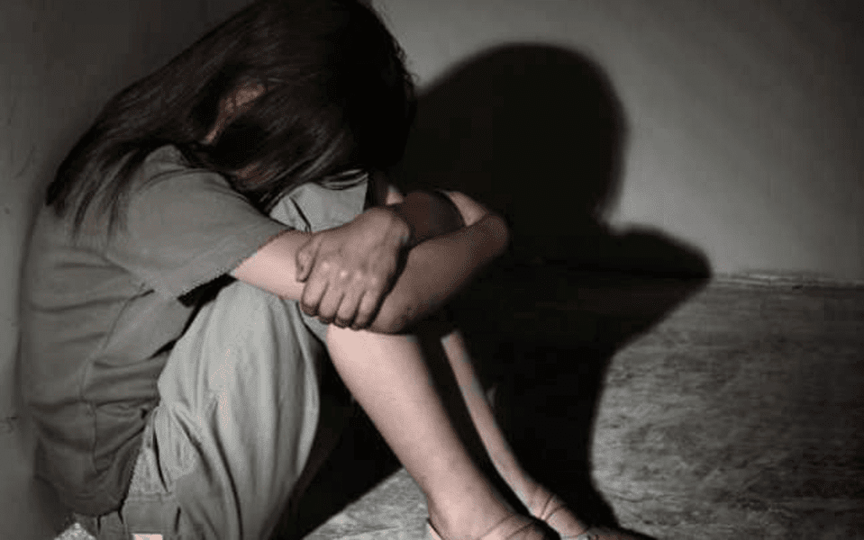 Acuzat că şi-a vândut fiica în scop sexual. Pe ceilalţi copii, individul din Neamţ îi obliga să cerşească
