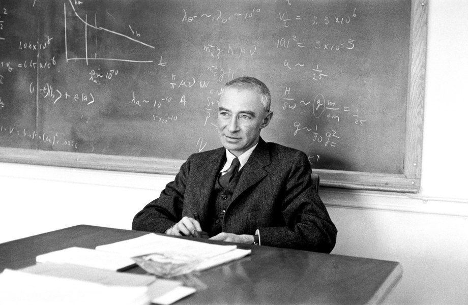 22-aprilie-s-a-n-scut-oppenheimer-p-rintele-bombei-atomice-a-c-rui-poveste-a-stat-la-baza-unui-film-de-succes