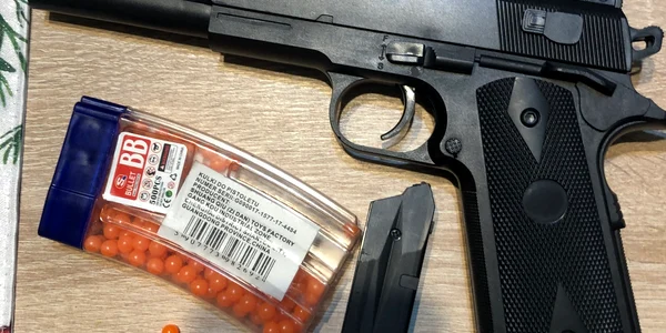 pistolul de jucarie sabin popovici   foto fb sabin popovici jpg