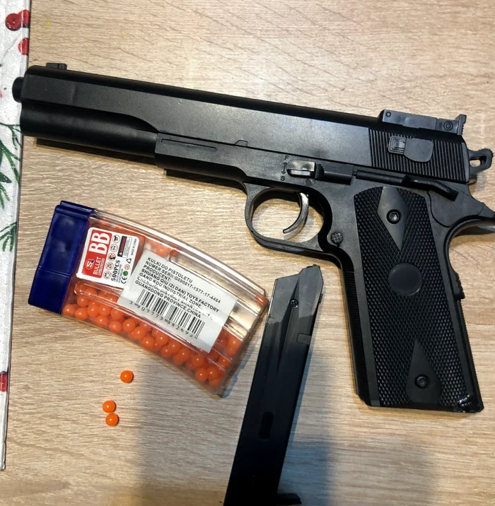Pistolul de jucărie care a încins spiritele la Caracal FOTO: FB/Sabin Popovici