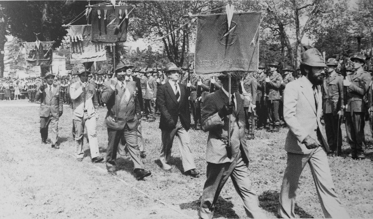 Paradă a Alpinilor conduși de Giuliano de Plante, 1978, Udine © Asociația Națională a Alpinilor
