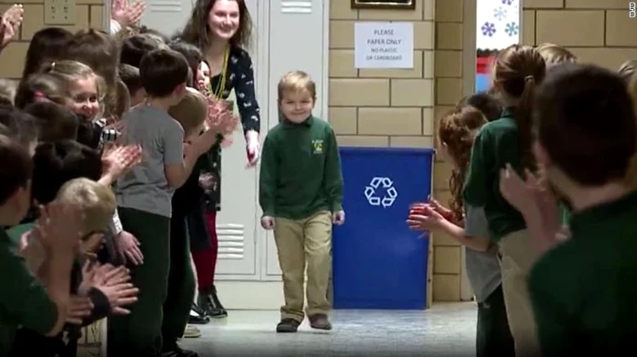 Micul John Oliver Zippay a fost întâmpinat cu ovaţii FOTO Captură video