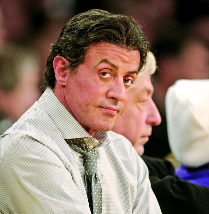 
    În urma unui  accident, actorul  nu-şi mai poate  mişca gâtul  