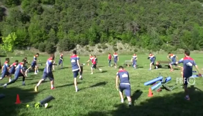 
    Tricolorii sunt extenuaţi de antrenamente fizice în cantonamentul de la Saint-Vincent, în loc să se încerce omogenizarea relaţiilor de joc Foto Click!  