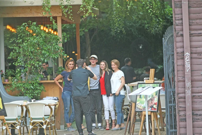 .. nu a scăpat până  nu s-a pozat cu ele