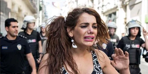 Hande Kader Captură Facebook