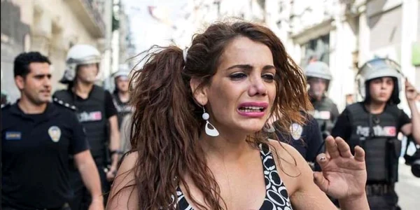 Hande Kader Captură Facebook