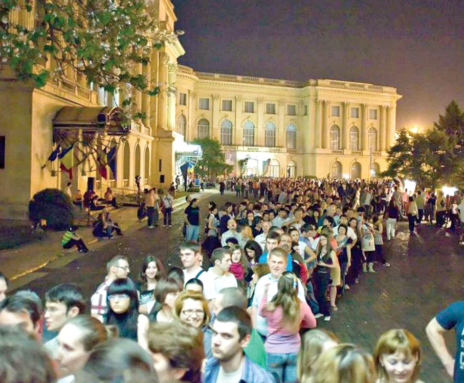 
    Muzeul Naţional  de Artă a fost  arhiplin,  sâmbătă noapte  