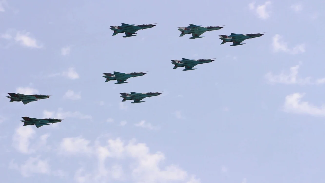 
    Avioanele de vânătoare au zburat în formaţie  