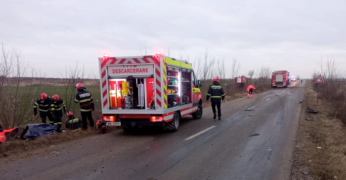 Trei pompieri necesită îngrijiri medicale SURSA Iulian Bunilă