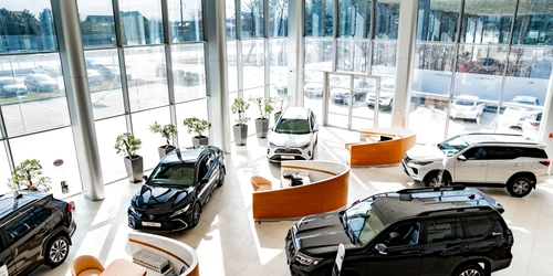 Dealer auto - masini de lux FOTO Shutterstock