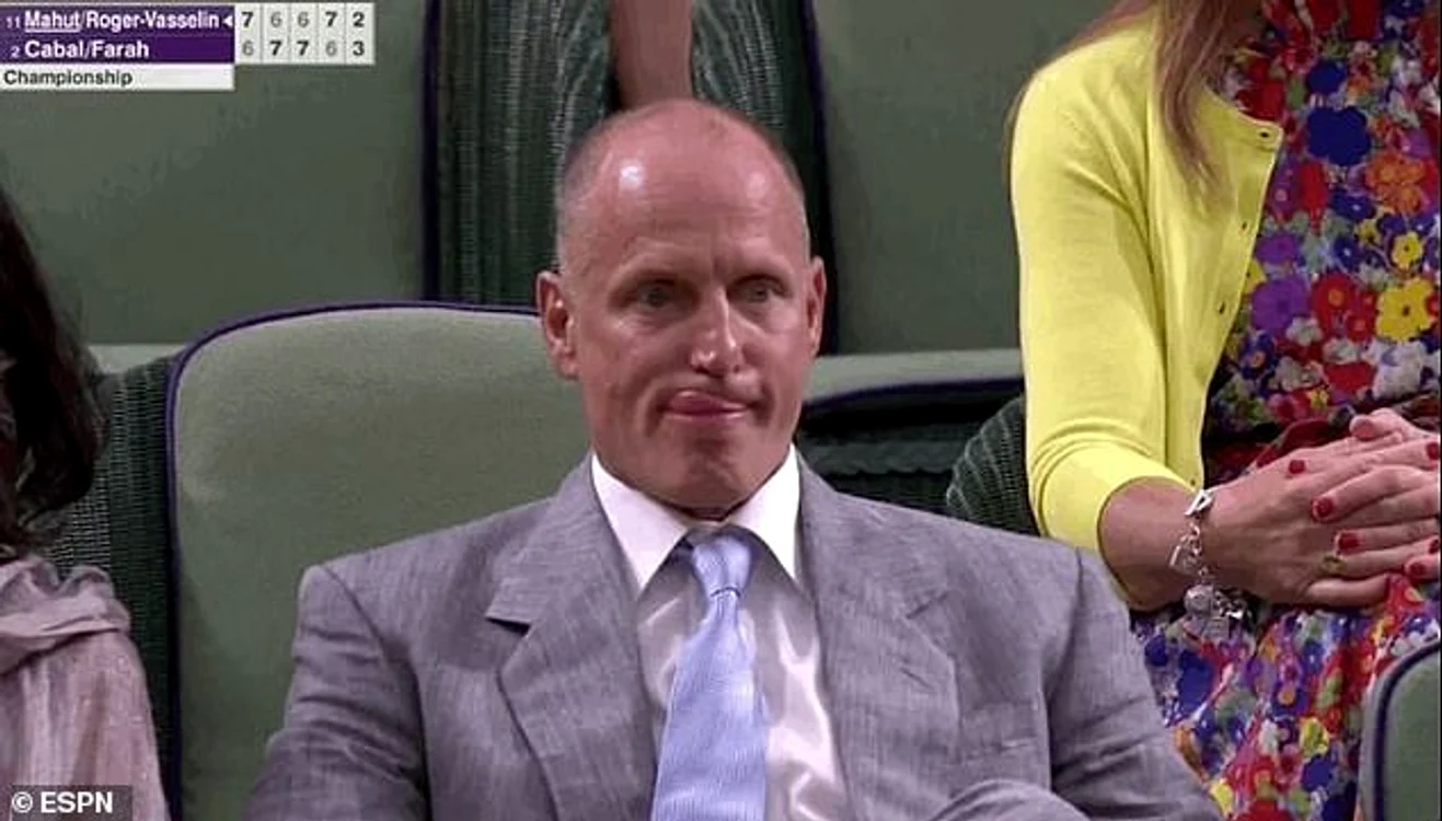 
    Gestul lui Woody Harrelson, de a se linge pe buze cu o mişcare exagerată a limbii, a atras atenţia camerelor de luat vederifoto: ESPN  