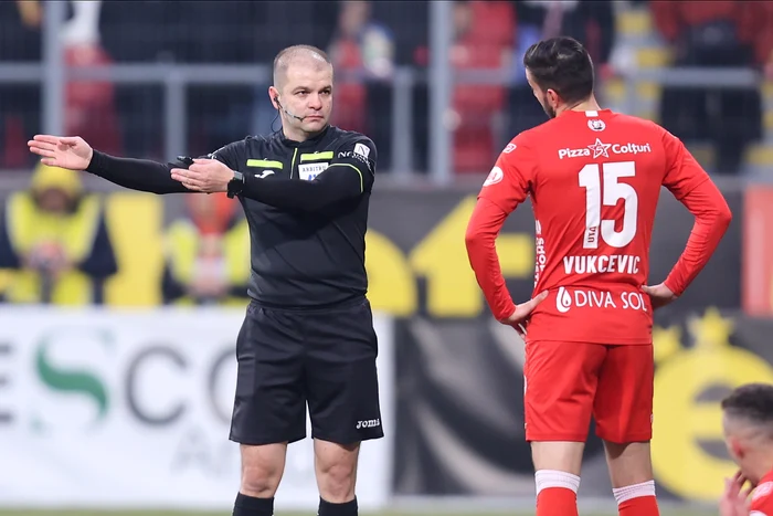 Arbitrul Popa a anulat golul lui Filip Dangubic după o semnalizare eronată (Foto: sportpictures.eu)