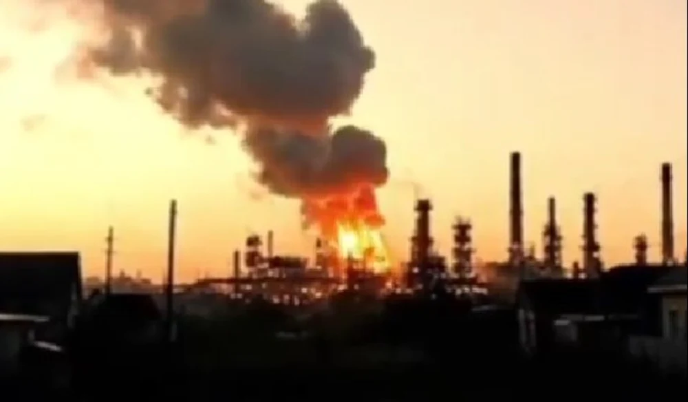 Ucraina lovește rafinăria rusă din Saratov: „Sancţiunile care funcţionează cel mai rapid”. Rusia, pe punctul de a-şi reduce producţia de petrol