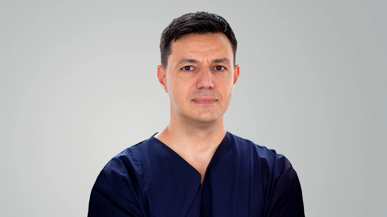 Dr. Tudor Mateescu, specialist în chirurgie toracică la MedLife Timișoara: „Robotul ne oferă o vizibilitate de zece ori mai bună”