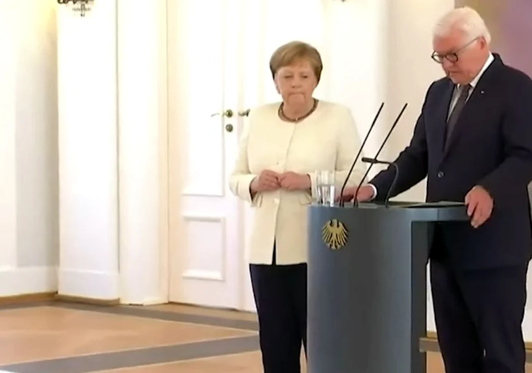 
    Tot mai multe voci spun că Angela Merkel ar ascunde faptul că este bolnavăFoto: captură video Youtube  