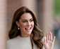 Kate Middleton purtând un compleu realizat în România