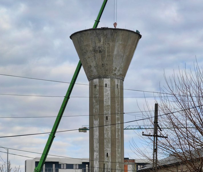 Accident de muncă grav la Slatina, în curtea Companiei de Apă. Un tânăr muncitor a fost strivit de brațul unei macarale