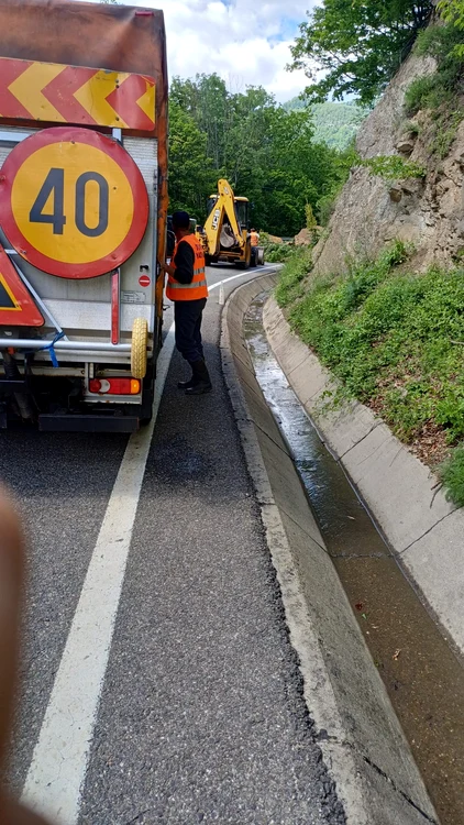 Căderi de stânci de pe versant FOTO: DRDP Buzău