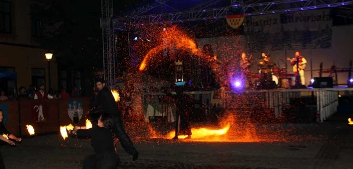 Serbările Bistriţei Medievale şi-au făcut debutul cu muzică, dans şi acrobaţii cu foc FOTO: Bianca Sara