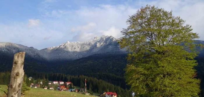 Prima ninsoare în judeţul Neamş a căzut pe vârful masivului Ceahlău