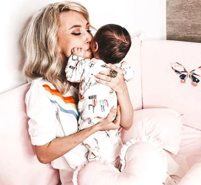Andreea Bălan, fericită atunci când își strânge fetița în brațe