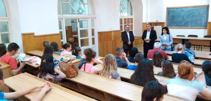 Studenţii de la UCB vor primi burse din banii profesorilor