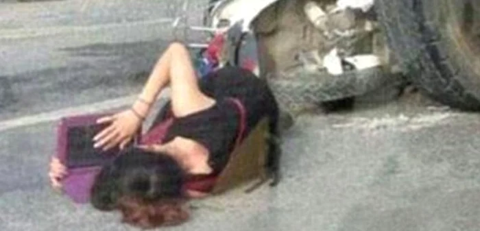Wang Dafan, în mijlocul drumului, aşteptând ambulanţa şi învăţând limba engleză