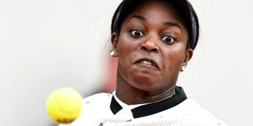 Imaginea Zilei / Sloane Stephens din Statele Unite loveşte mingea în meciul împotriva japonezei Misaki Doi la simplu feminine la turneul de tenis Roland Garros French Open din Paris FOTO AFP / Martin Bureau / 27 mai 2019