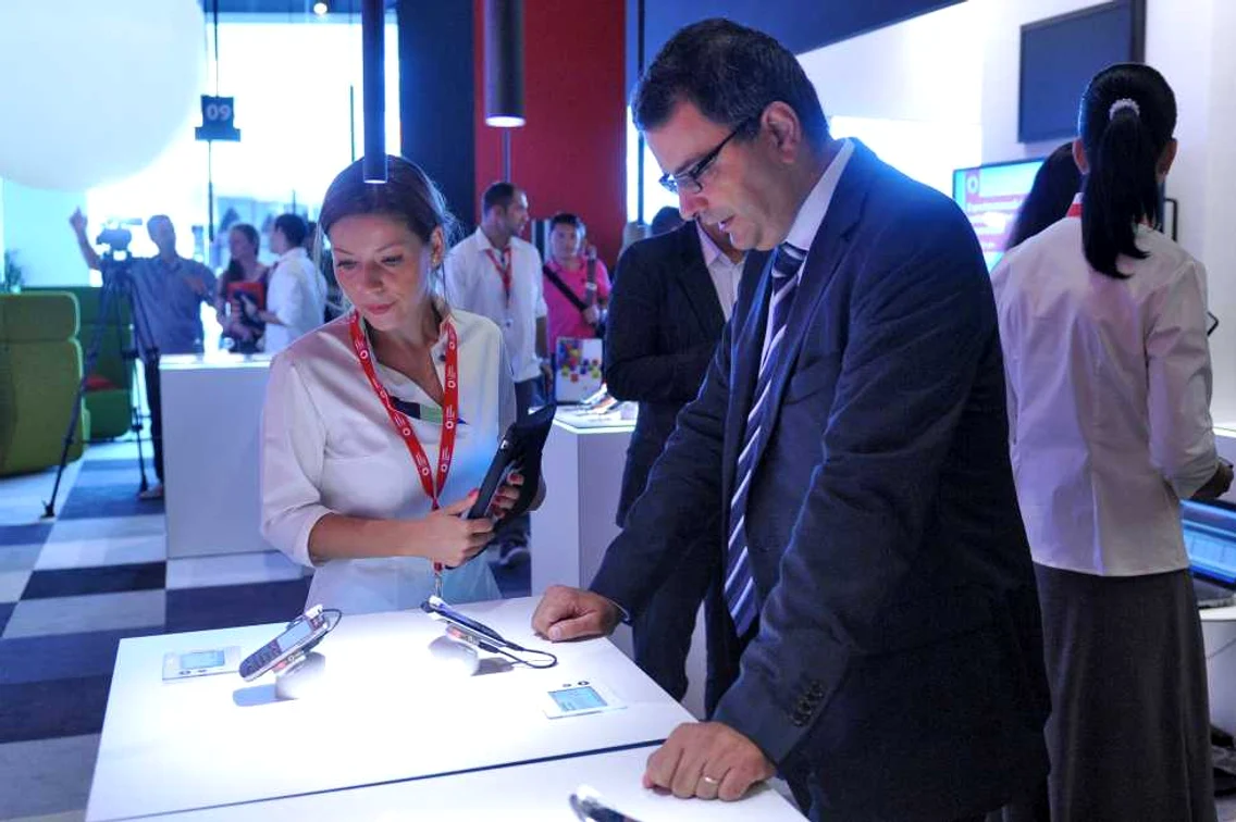 vodafone experience store 6 mediafax