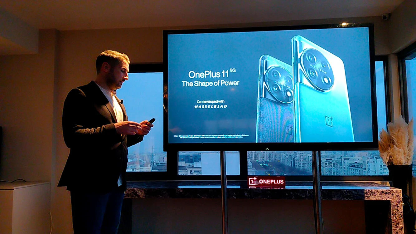 Ciprian Mirea prezentând OnePlus 11 5G. FOTO Adrian Pogîngeanu 