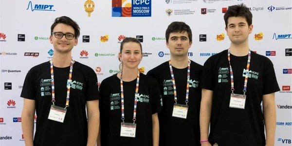 Echipa de studenţi de la Universitatea Bucureşti - medalie de argint la ICPC 2021 - Lucian Bicsi - Livia Măgureanu - Mihai Calancea - Theodor Moroianu Sursa Facebook Clotilde Armand