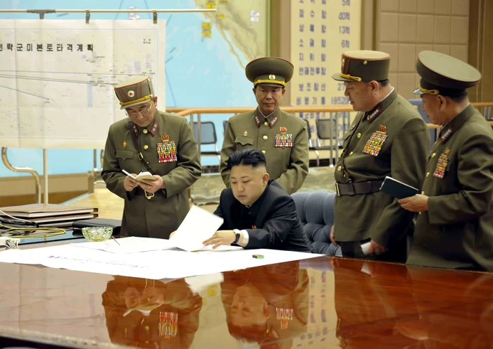 Kim Jong un şi hărţile militare FOTO REUTERS