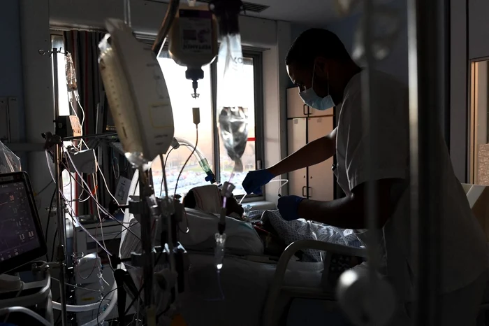 Spitalizările cu Omicron ar fi mult mai mici decât cele du Delta foto: AFP