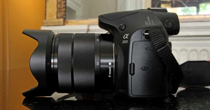 Sony Alpha 3000 este un mirrorless în corp de DSLR. FOTO PocketLint