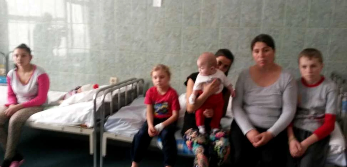 Într-un singur pat stau câte doi copii bolnavi şi părinţii lor