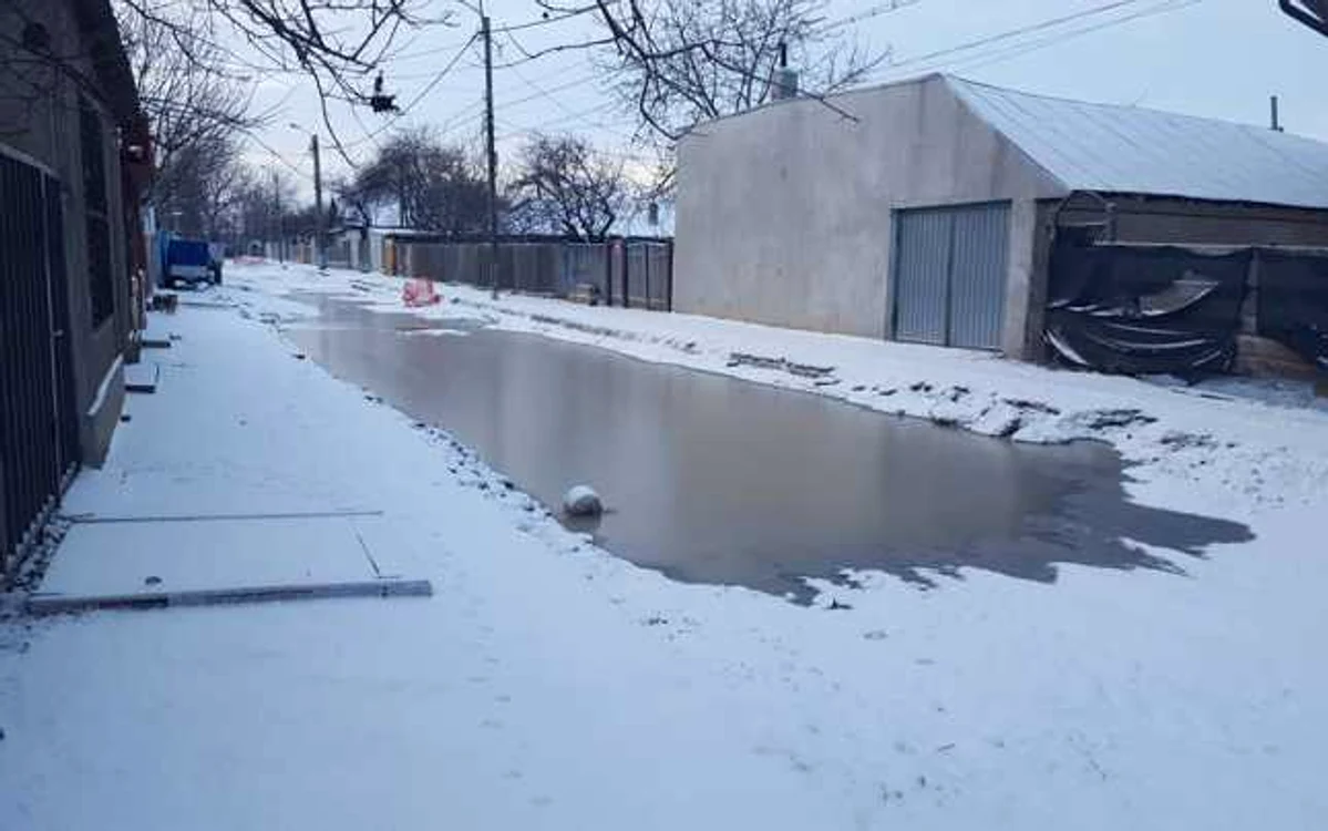 Locul de pescuit se transformă uneori în patinoar. Foto: Facebook
