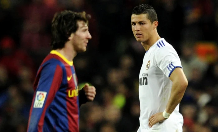 Ronaldo se uită cu jind la trofeele lui Messi