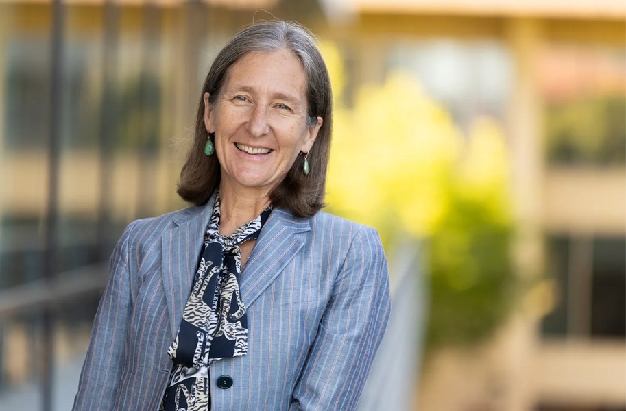 De ce nu ne putem desprinde de rețelele sociale. Ce spune Anna Lembke de la Stanford despre dependența de dopamină