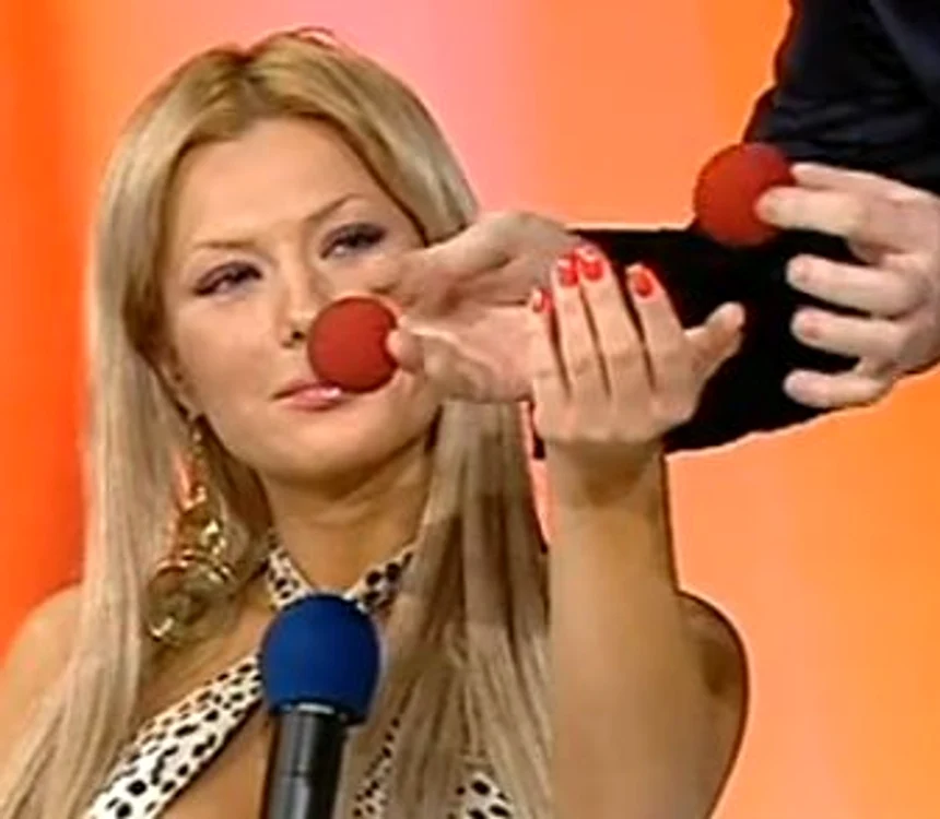Simona Senzual a transformat trei biluţe într-un penis