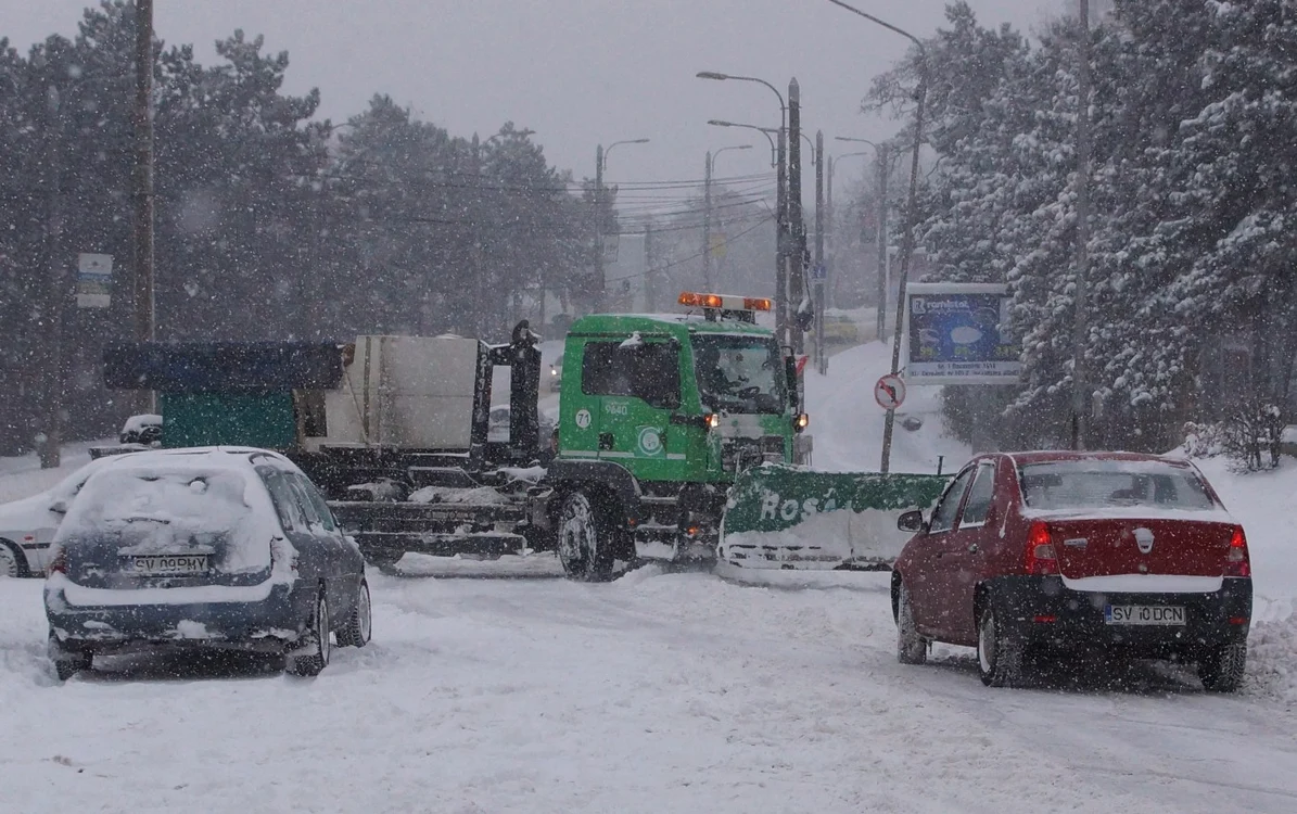 Ninsorile abundente au dat peste cap circulaţia rutieră din Suceava   Foto: Sandrinio Neagu