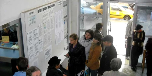 Oamenii vin în fiecare zi să vadă ce joburi sunt disponibile la Agenţia Judeţeană de Ocupare a Forţei de Muncă.