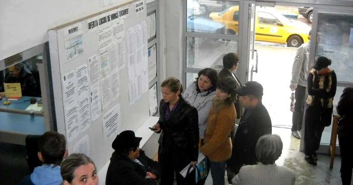 Oamenii vin în fiecare zi să vadă ce joburi sunt disponibile la Agenţia Judeţeană de Ocupare a Forţei de Muncă.