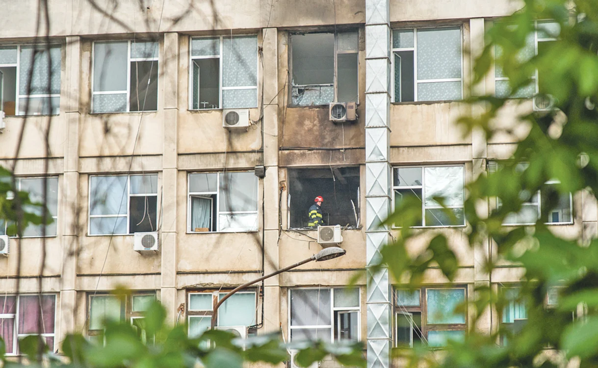 
    14 noiembrie 2020. La Spitalul Judeţean din Piatra Neamţ, flăcările au ucis zece oameniFoto: Exploziv TV  