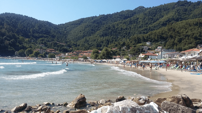 „Mi-a aruncat numărul în prăpastie”. Pățania unui turist român în Thassos: a parcat într-o zonă unde era interzis, iar un localnic i-a smuls plăcuța de înmatriculare