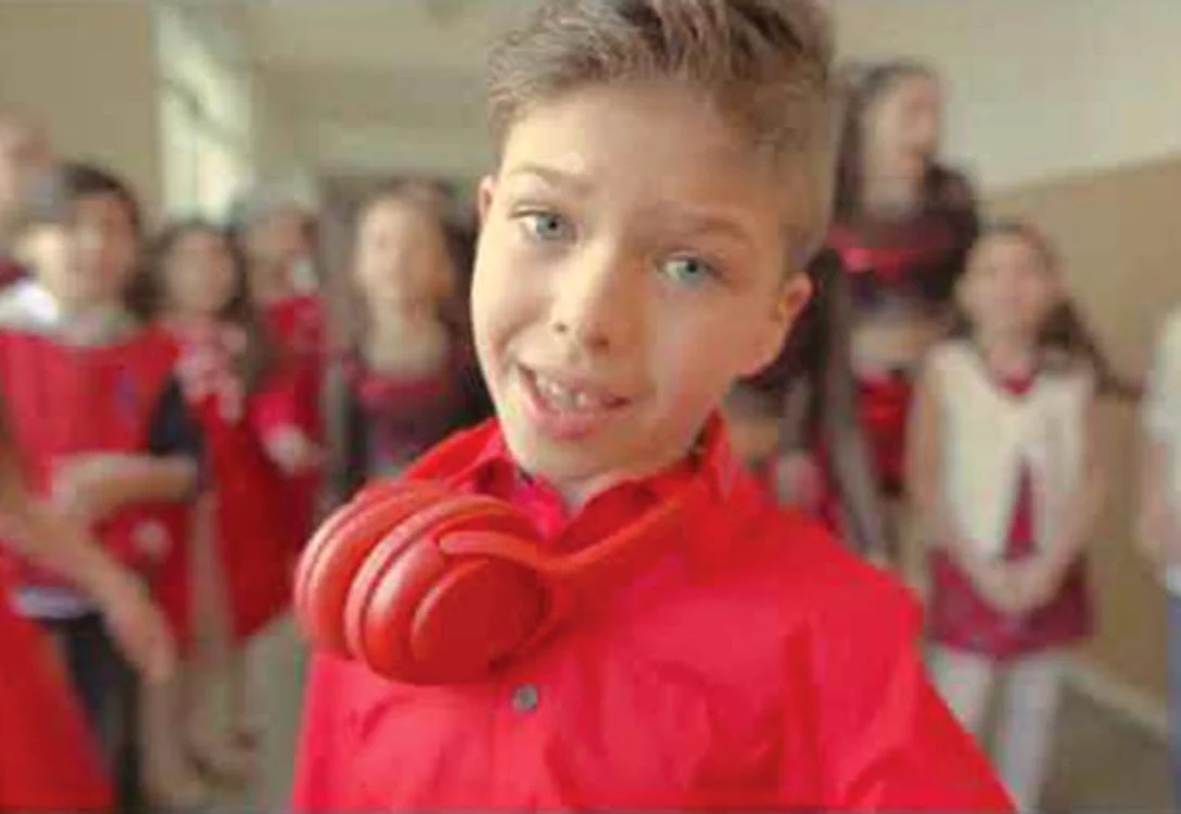 În videoclipul ”Tu, mama!”